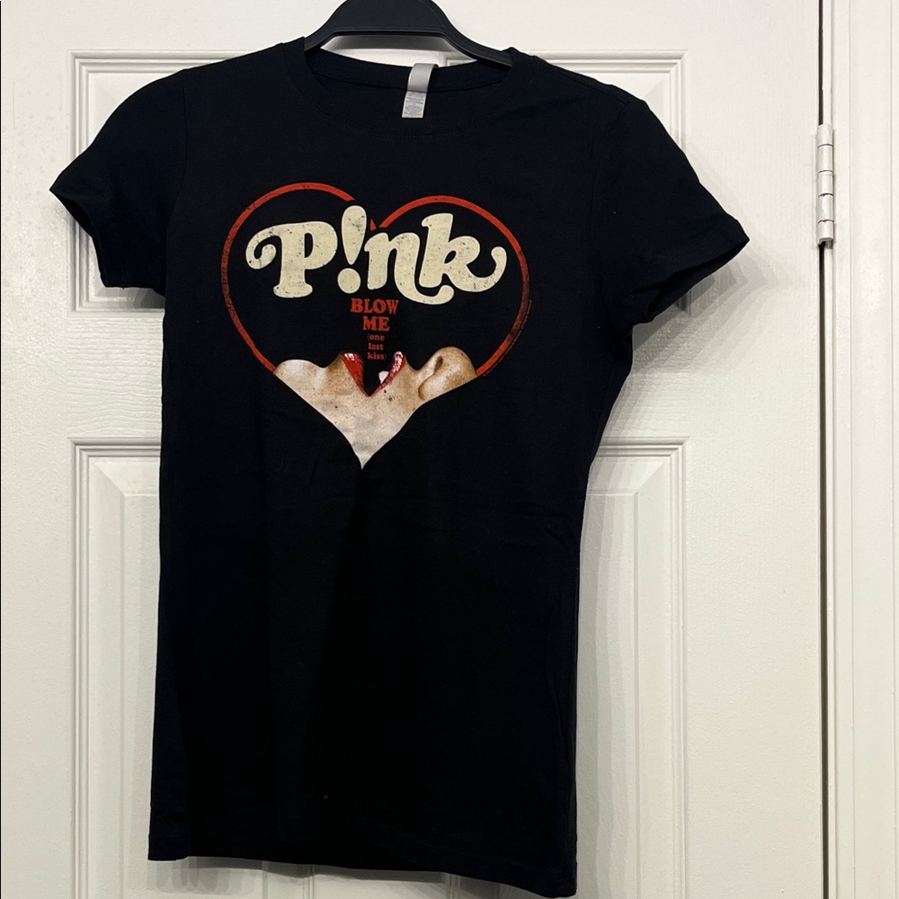 PINK- blow me one last kiss concert T-shirt- size M- 2013 truth about love tour